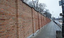 Zabytkowy mur cmentarza Powązkowskiego odzyskuje blask