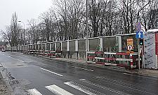 Zabytkowy mur cmentarza Powązkowskiego odzyskuje blask