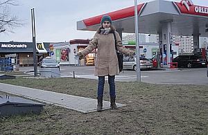 Zbudowali chodnik prowadzący do stacji. I go rozebrali!