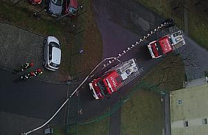 Brama i słupki zatrzymały strażaków na Erazma