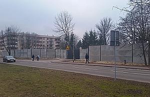 A mury rosną... Centrum Kryptologii oszpeciło Piaski