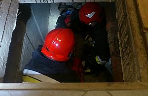 Kobieta wpadła do kanału technologicznego