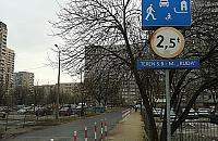 Kierowca do pieszego w strefie zamieszkania: "S****j z drogi!"