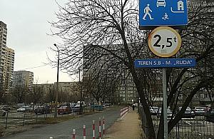 Kierowca do pieszego w strefie zamieszkania: "S****j z drogi!"