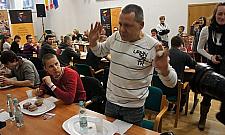 Kto zje pięć pączków w minutę? Kolejne zawody na Woli