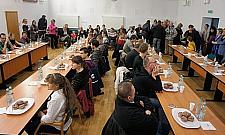 Kto zje pięć pączków w minutę? Kolejne zawody na Woli