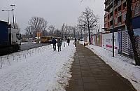 Po co iść odśnieżonym chodnikiem, skoro można zasypaną ścieżką rowerową?