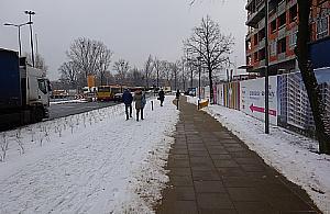 Po co iść odśnieżonym chodnikiem, skoro można zasypaną ścieżką rowerową?