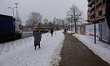 Po co iść odśnieżonym chodnikiem, skoro można zasypaną ścieżką rowerową?