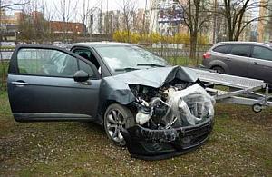 Samochodowe wraki wyłażą spod śniegu