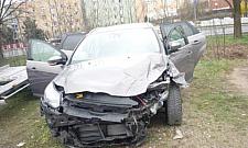 Samochodowe wraki wyłażą spod śniegu