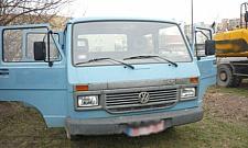 Samochodowe wraki wyłażą spod śniegu