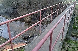 Mostek na Bobrowej - nadal groźny, ale niezagrożony