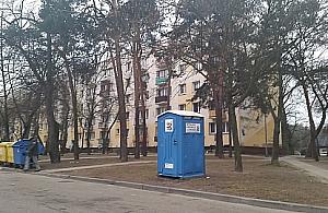 Miasto upstrzone niebieskimi budami