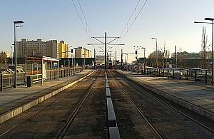 "Jedenastka" już jeździ. Przystanki na piątkę, rozkład na... 2+?