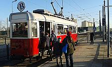 "Jedenastka" już jeździ. Przystanki na piątkę, rozkład na... 2+?