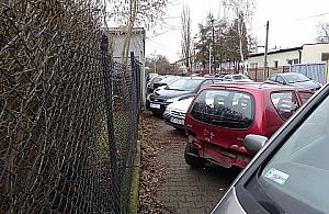 Absurd na Liwskiej: chodnik dla samochodów