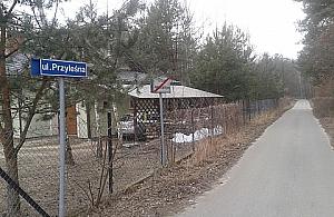 Jabłonna stawia latarnie. W lesie