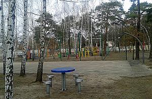 Plac zabaw obok monopolowego