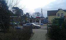 Plac zabaw obok monopolowego