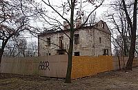 Powolna śmierć starej kamienicy na Bródnie