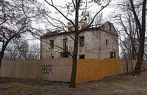 Powolna śmierć starej kamienicy na Bródnie