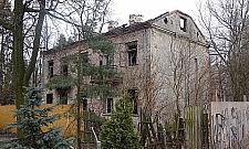 Powolna śmierć starej kamienicy na Bródnie