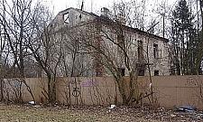 Powolna śmierć starej kamienicy na Bródnie