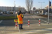 Ilu etatów potrzeba, żeby przejść przez jezdnię na zielonym świetle?