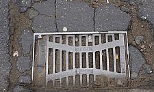 Zapchane studzienki i koleiny. Trasa Toruńska już wymaga naprawy