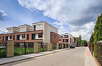 Nowe domy na Zaciszu. Na stoliku wino