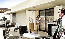 Nowe domy na Zaciszu. Na stoliku wino