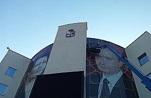 Folwark powiesił reklamę, Bufet przyjechał z dźwigiem