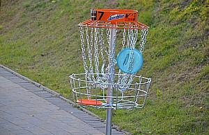 Boisko do disc golfa: niecodzienny pomysł dla Tarchomina