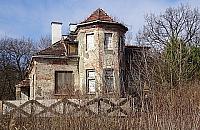 Zabytkowa willa na Bielanach to kompletna ruina