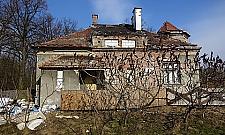 Zabytkowa willa na Bielanach to kompletna ruina