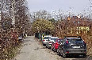 Cywilizacja wkracza między kurniki i domki Kaliszówki