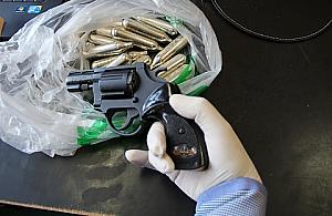 Ostrzelał drzwi wejściowe w bloku