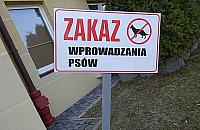 Zakazy wyprowadzania psów na trawniki są nielegalne