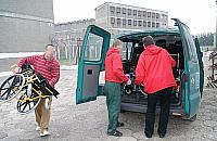 Znasz osobę potrzebującą wózka inwalidzkiego, kul czy chodzika? Pomóż jej!