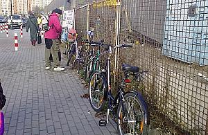 Trudna sztuka ustawiania stojaków rowerowych