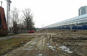 Strefa zniszczeń przed kościołem na Rudzie