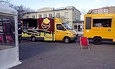 Zlot food trucków przed Wola Parkiem