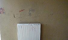 Lokatorzy zniszczą dom komunalny? Burmistrz: nie mamy jak ich weryfikować