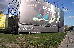 Reklama olbrzym oszpeciła skrzyżowanie