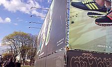 Reklama olbrzym oszpeciła skrzyżowanie