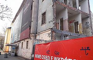 Niesamowity widok na ruiny na rogu Skierniewickiej i Wolskiej