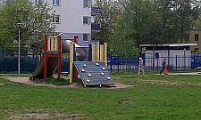 Plac zabaw na Szegedyńskiej w rozsypce. Nivea go nie naprawi?