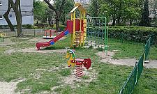 Plac zabaw na Szegedyńskiej w rozsypce. Nivea go nie naprawi?