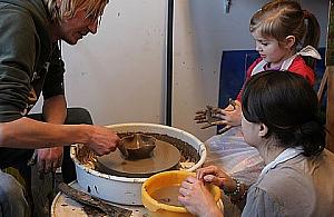 Dokąd z dzieckiem ? Na rodzinne warsztaty ceramiczne